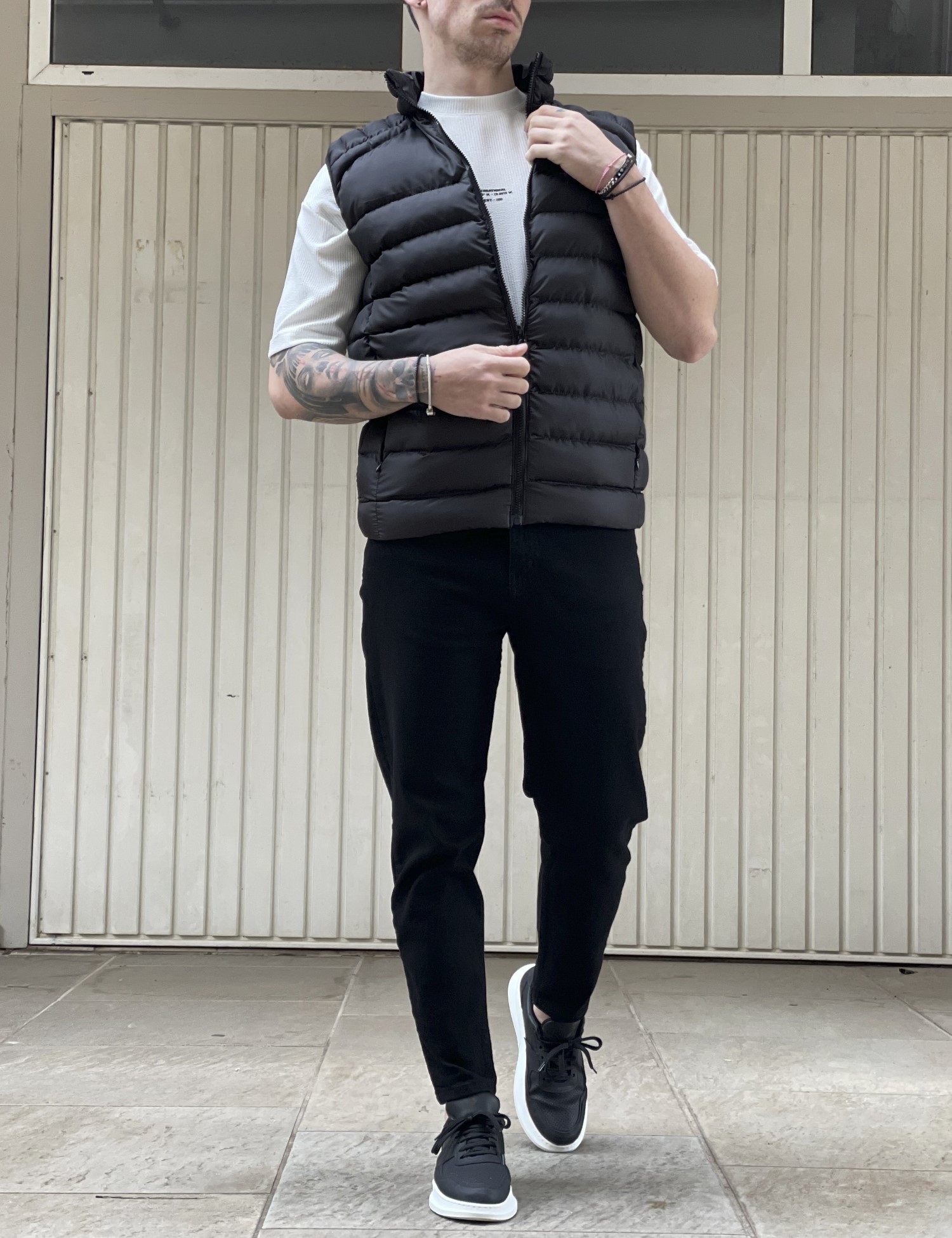 Ανδρικό μαύρο καπιτονέ αμάνικο μπουφάν με αποσπώμενη κουκούλα 3408 φωτογραφία